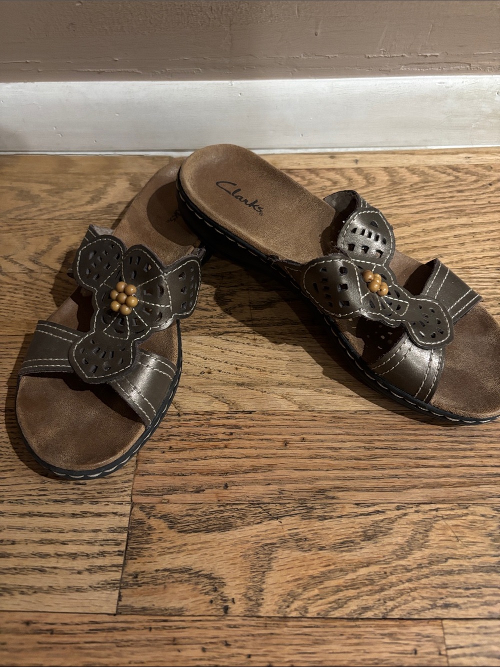 Clarks Metallic Bronze/Pewter Floral Bead Slide Sandals, Sz 8 GREAT CONDITION